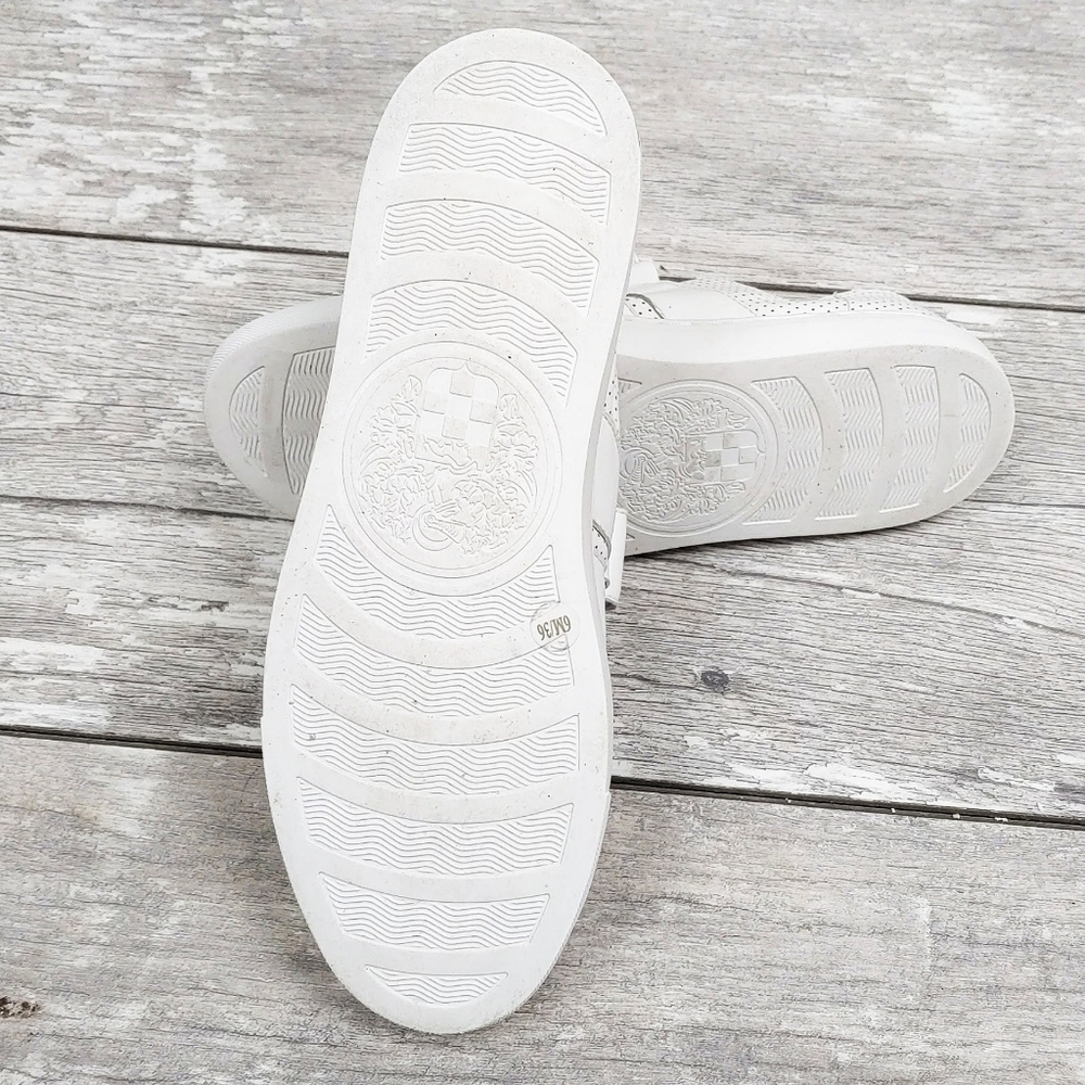 VINCE CAMUTO BRINDY WM 6LEATHER DBL STRAP SNEAKERS - Picture 2 of 10